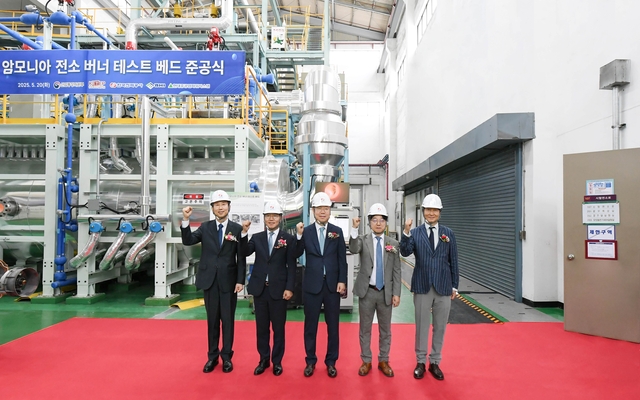 21일 대전 유성구 한국전력공사 전력연구원에서 열린 ‘1MW 암모니아 전소 버너 테스트베드’준공식에서 이경모(왼쪽부터) 현대중공업파워시스템 전무, 문일주 한국전력공사기술혁신본부장, 최우혁 산업통상자원부 수소경제정책관, 심은보 한전 전력연구원장, 조원래 비에이치아이 수석부사장 등 참석자가 기념촬영을 하고 있다. 한국전력공사 제공
