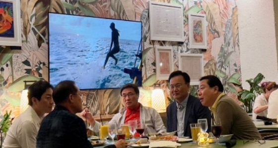 19일 국민의힘을 탈당한 뒤 미국 하와이에 머물고 있는 홍준표 전 대구시장이 홍 전 시장의 선거대책위원회 합류를 설득하러 하와이를 찾은 국민의힘 특사단과 빅아일랜드 모처에서 만나 회동했다. 국민의힘 선거대책위원회 하와이 특사단