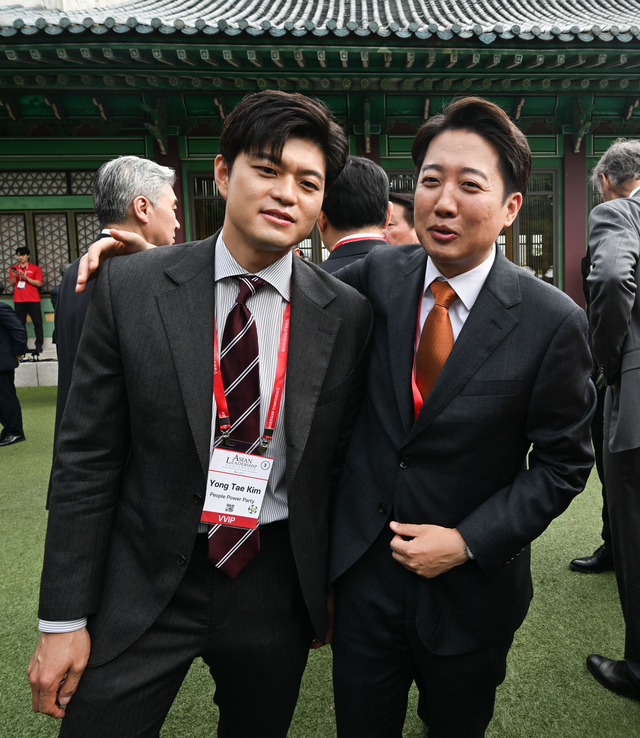 21일 서울 신라호텔에서 열린 제16회 조선일보 아시안리더십콘퍼런스(ALC)에 참석한 국민의힘 김용태 비상대책위원장과 이준석 개혁신당 대선 후보가 대화하고 있다. 2025.05.21 국회사진기자단