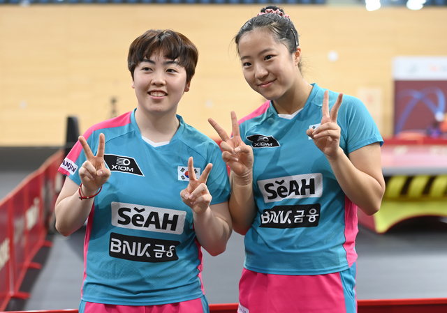 신유빈(오른쪽)과 유한나가 21일(한국시간) 카타르 도하에서 열린 ITTF 세계선수권대회 여자복식 16강전을 마친 뒤 ‘승리포즈’를 취하고 있다. 사진공동취재단