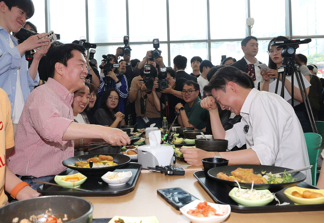 나란히 학식은 먹었는데…단일화 설득 위해 이준석 찾아간 안철수