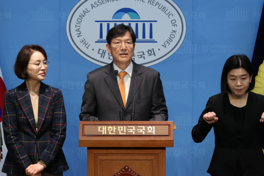 함익병 개혁신당 선거대책위원장이 서울 여의도 국회 소통관에서 조기 대선의 개혁신당 대선 후보로 이준석 의원을 선출한 투표결과를 설명하고 있다. 연합뉴스