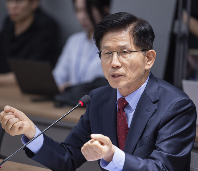 김문수 국민의힘 대선후보가 22일 서울 용산구 대한의사협회를 방문해 김택우 의사협회장을 비롯한 회장단과 가진 간담회에서 의정갈등 해소에 대한 입장을 설명하고 있다. 연합뉴스