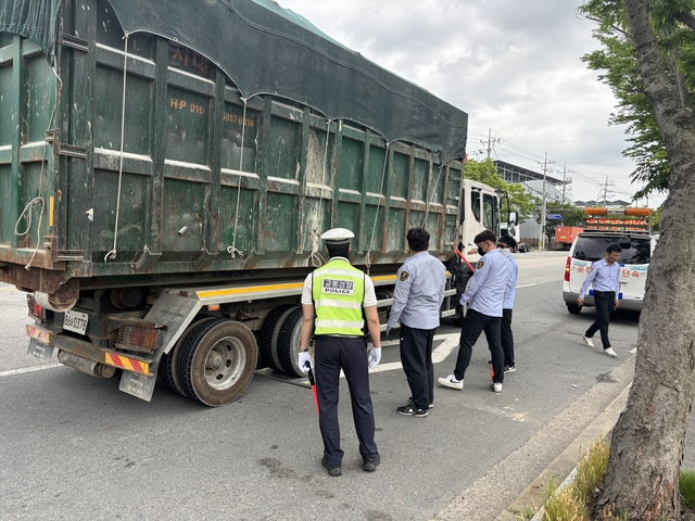 광주경찰청은 21일 광주 광산구 평동산업단지 일대에서 화물차량 법규 위반 합동단속을 실시했다. 광주경찰청 제공