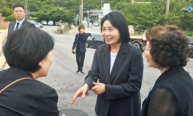 김혜경 바닥 민심잡기 vs 설난영 첫 부부동반 유세