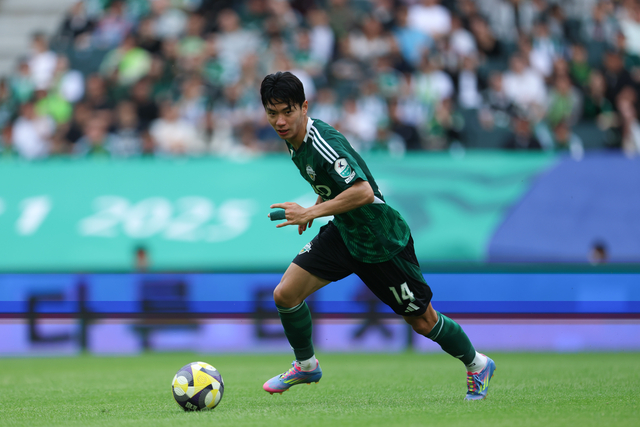 전북 현대의 전진우가 드리블하는 모습. 측면 공격수인 전진우는 올 시즌 프로축구 K리그1에서 10골을 터트리며 개인 한 시즌 최다 득점을 경신한 데 이어 최다 득점 1위에 자리하고 있다. 전북 현대 제공
