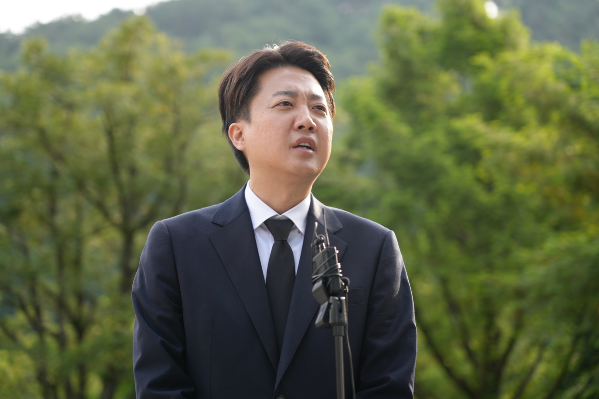 노무현 참배한 이준석, “盧처럼 소신정치·정면승부 하겠다”