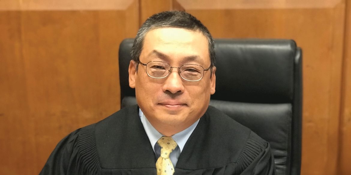 트럼프의 교육부 폐지에 제동 건 한국계 판사는 누구?
