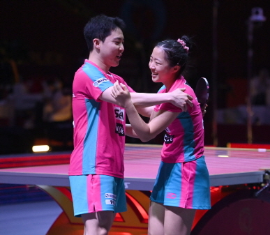 임종훈(왼쪽)과 신유빈이 22일 카타르 도하의 루사일 스포츠아레나에서 열린 ITTF 세계선수권대회 혼합복식 8강전에서 승리한 뒤 포옹하고 있다. 사진공동취재단