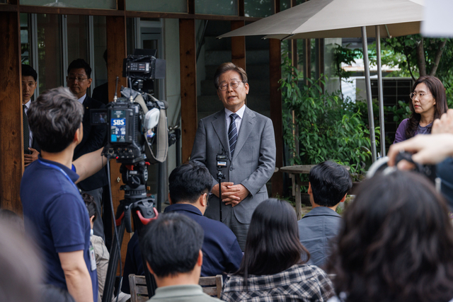 더불어민주당 이재명 대선 후보가 22일 오후 경남 양산시 소소서원에서 송기인 신부와 차담을 마치고 백브리핑을 하고 있다. 2025.05.23 문호남 기자