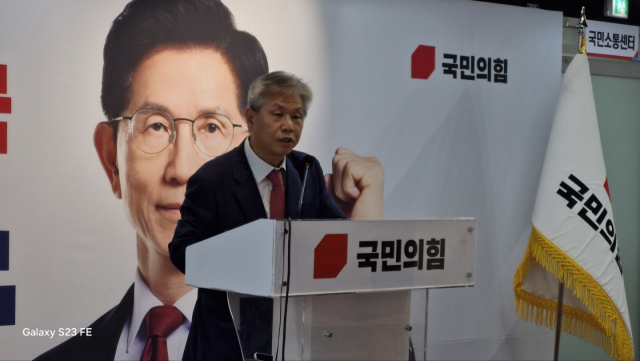 배정호 국민의힘 국가혁신위원회 부위원장 겸 안보통일외교본부장은 23일 중앙당사에서 마약 전담 수사처 신설과 전시작전통제권(전작권) 전환 연기, 유엔 제5본부 한국 유치 등 안보 공약을 발표하고 있다. 국민의힘 제공