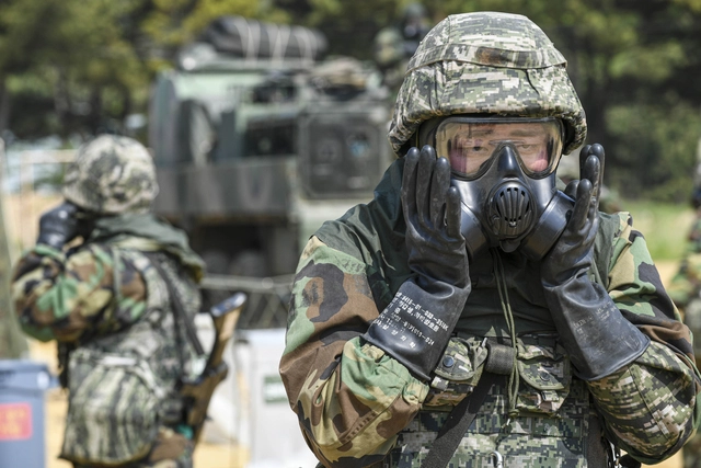22.일 해병대 6여단과 연평부대 장병들이 합동도서방어훈련 중 적 화학탄 낙탄에 대비한 화생방 제독 훈련을 실시하고 있다. 해병대 제공