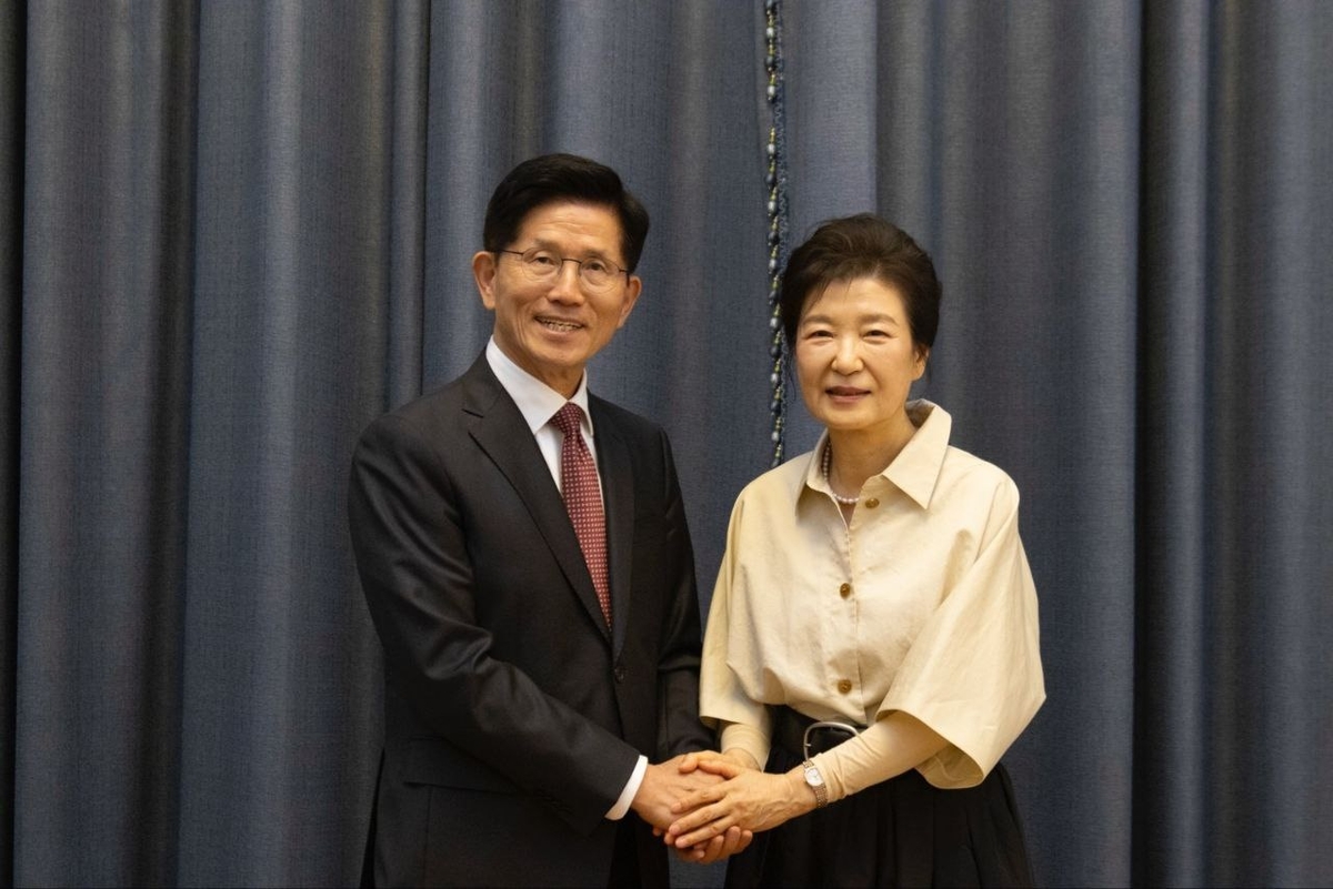 [속보]박근혜 “김문수, 지난일 연연 말고 당 뭉쳐서 반드시 이겨라”