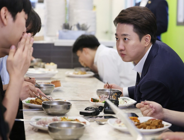 이준석 개혁신당 대선 후보가 24일 서울 동작구 한 한식 뷔페에서 공시생들과 식사를 하며 대화하고 있다. 뉴시스