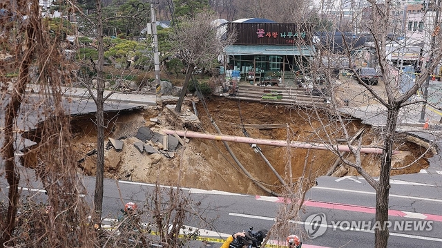 지난 3월24일 서울 강동구 명일동 대명초등학교 인근 사거리에서 발생한 지름 20m, 깊이 18m가량의 대형 싱크홀(땅꺼짐) 현장 모습. 연합뉴스
