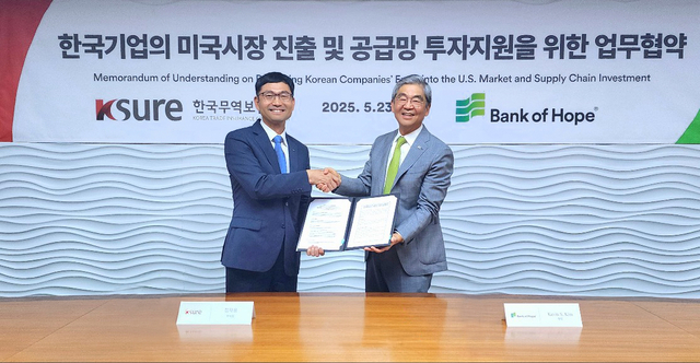 정재용(왼쪽) 한국무역보험공사 부사장이 지난 23일(현지시간) 미국 로스앤젤리스(LA) 뱅크 오브 호프 본사에서 케빈 김 뱅크 오브 호프 행장과 업무협약을 체결하고 있다. 한국무역보험공사 제공