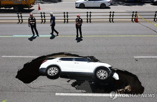 지난해 8월29일 오전 서울 서대문구 연희동 성산로에서 땅꺼짐 사고로 승용차가 빠져 있다. 연합뉴스