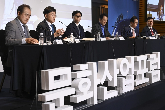 27일 서울 영등포구 여의대로 FKI타워 컨퍼런스센터에서 열린 ‘문화산업포럼 2025’에서 패널들이 토론을 진행하고 있다. 왼쪽부터 정철 한국경제연구원 원장, 정만기 한국산업연합포럼 회장, 이경무 서울대 석좌교수, 허윤 서강대 국제대학원 교수, 전병서 중국경제금융연구소장, 이영달 한국경영학회 전 부회장. 백동현 기자