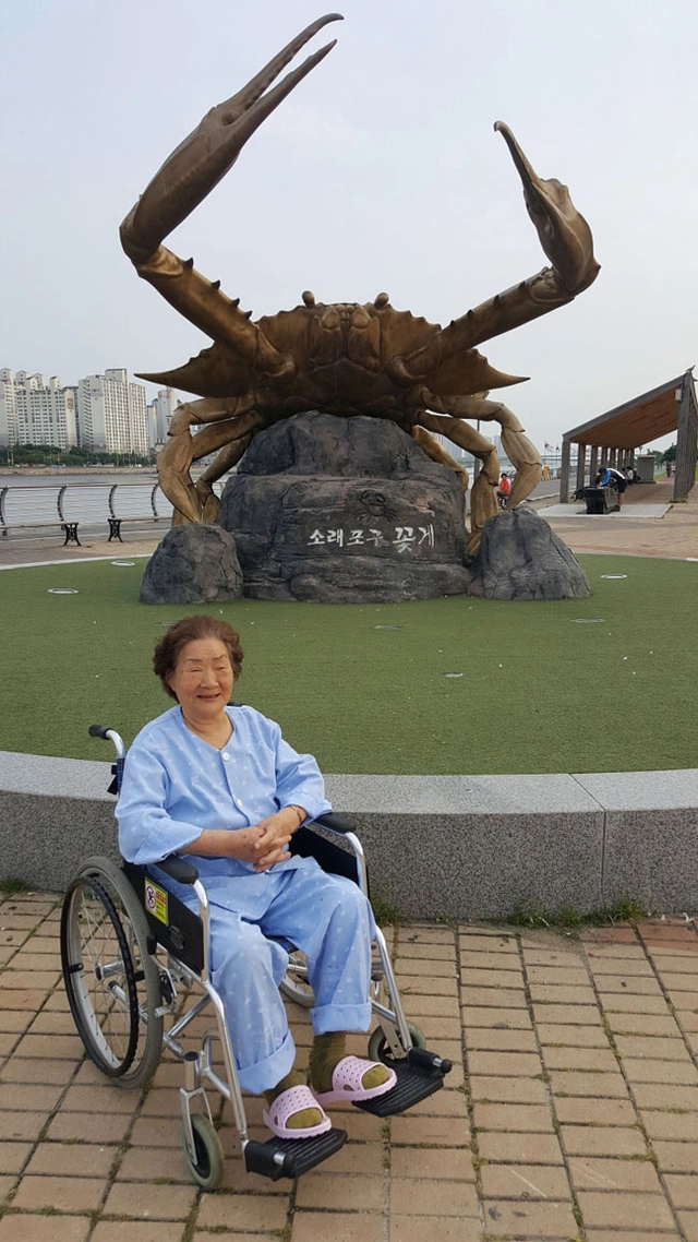 고 심순애 씨가 2018년 인천 남동구 소래포구항에서 나들이를 즐기며 기념사진을 찍고 있다. 초록우산 제공