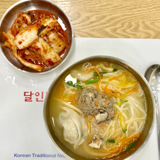 달인겉절이의 칼국수와 겉절이김치