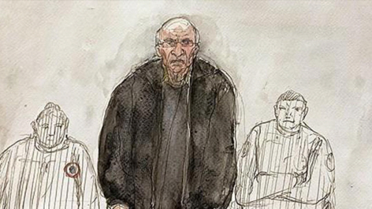 아동 299명에게 성폭력을 저지른 혐의로 법정에 선 조엘 르 스콰르넥에게 프랑스 법원이 징역 20년을 선고했다. 사진은 앞서 법정에 출두하던 스콰르넥을 묘사한 삽화. AFP 연합뉴스