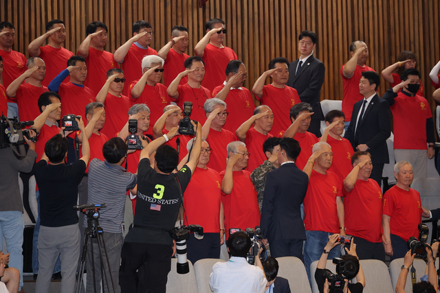 5일 국회에서 열린 본회의에서 ‘순직 해병 수사 방해 및 사건 은폐 등의 진상규명을 위한 특별검사의 임명 등에 관한 법률안’이 통과되자 방청을 온 해병대 예비역 연대 회원들이 경례를 하고 있다. 연합뉴스