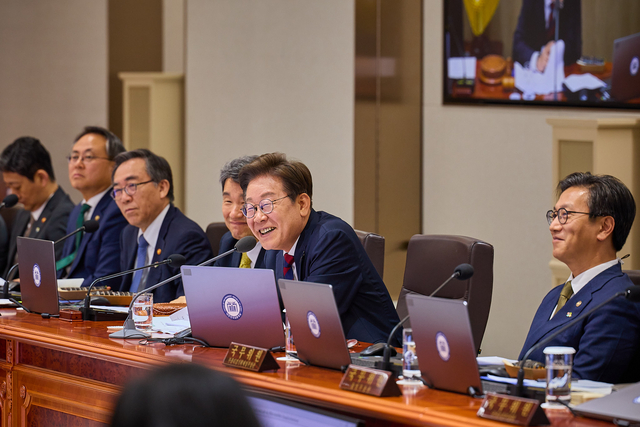 이재명 대통령이 5일 서울 용산 대통령실 청사에서 김밥으로 점심을 대신하며 국무회의를 이어가고 있다. 대통령실