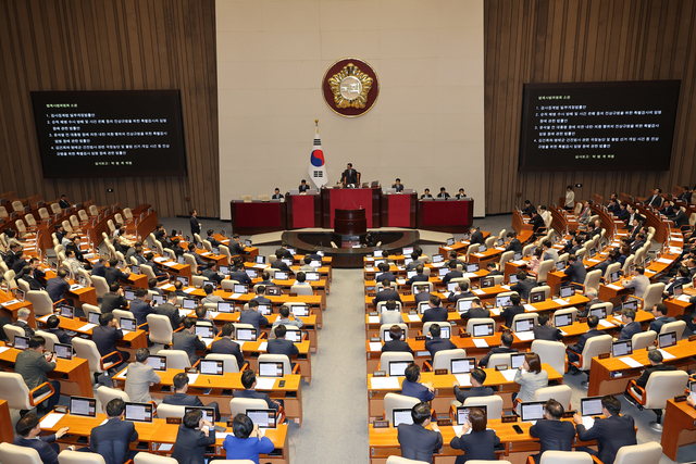 우원식 국회의장이 5일 국회 본회의에서 내란 특검법과 김건희 여사 특검법, 채해병 특검법 등 3대 특검법과 검사징계법을 상정하고 있다.  연합뉴스