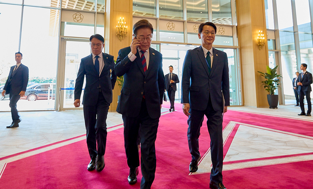 이재명 대통령이 5일 서울 용산 대통령실 청사로 출근하고 있다. 연합뉴스