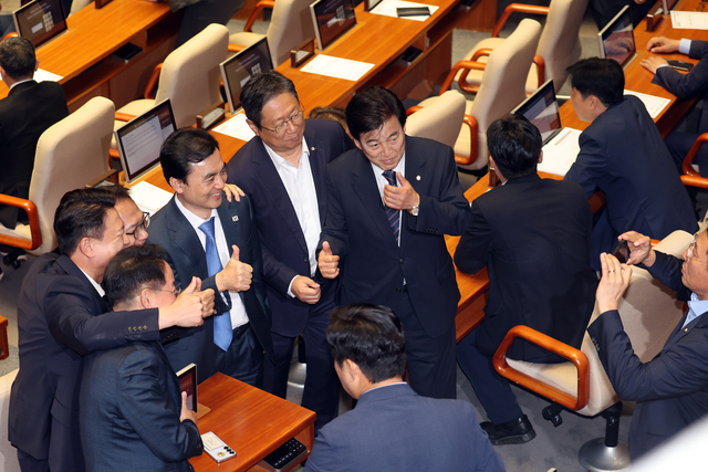 더불어민주당 의원들이 5일 국회 본회의에서 기념촬영을 하고 있다. 연합뉴스