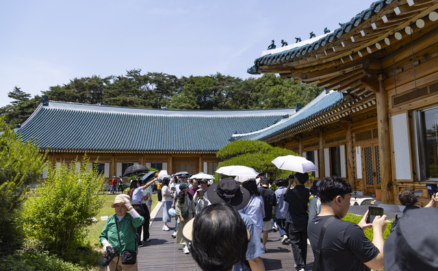 5일 서울 종로구 청와대 내 대통령 관저가 관람객들로 붐비고 있다.  이재명 대통령이 집무실을 청와대로 이전할 방침인 것이 알려지자 이날 청와대 관람객은 주말 관람객 수에 육박할 정도로 많았다. 연합뉴스