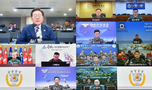 이재명 대통령이 4일 서울 용산구 합동참모본부 전투통제실을 방문해 김명수 합참의장 등 군 지휘부로부터 군사대비태세 보고를 받은 뒤 각군 지휘관을 화상으로 연결해 회의를 하고 있다. 국방부 제공