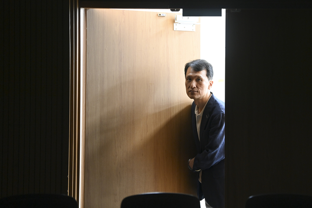 이철승 서강대 사회학과 교수가 지난달 30일 서울 마포구 서강대에서 포즈를 취하고 있다. 이 교수는 최근 ‘오픈 엑시트’를 출간해 ‘불평등 3부작’을 마무리지었다. 백동현 기자
