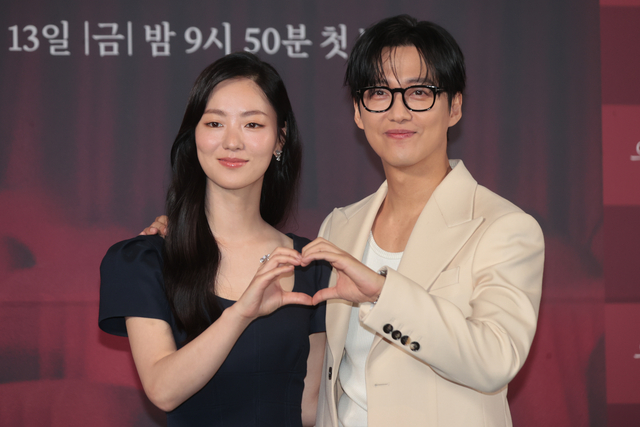 배우 전여빈(왼쪽), 남궁민이 10일 서울 용산구 CGV 용산아이파크몰에서 열린 SBS금토드라마 ‘우리영화’ 제작발표회에서 포즈를 취하고 있다. 연합뉴스