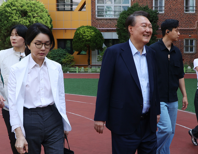 윤석열 전 대통령과 김건희 여사가 21대 대통령 선거일인 3일 서울 서초구 원명초등학교에 마련된 서초4동 제3투표소에서 투표를 마친 뒤 차량으로 향하고 있다. 연합뉴스(공동취재)
