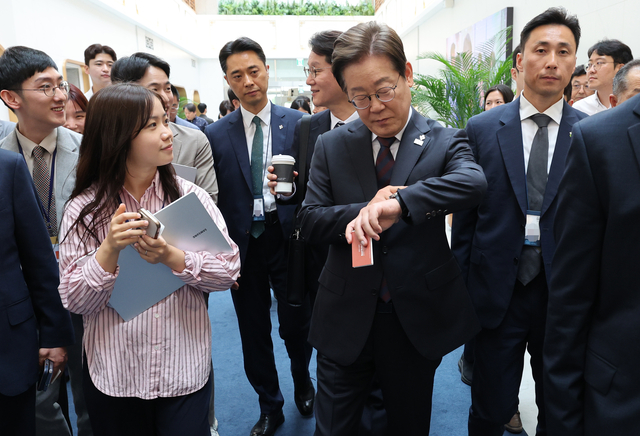 이재명 대통령이 10일 서울 용산 대통령실 청사에서 시계를 보며 이동하고 있다. 연합뉴스