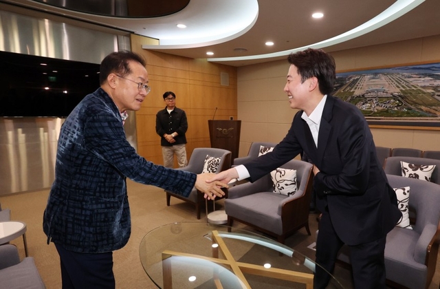 홍준표(왼쪽) 전 대구시장과 이준석 개혁신당 의원. 뉴시스