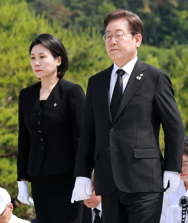 이재명 대통령과 김혜경 여사가 6일 서울 동작구 국립서울현충원에서 열린 70회 현충일 추념식에서 참배를 위해 현충탑으로 향하고 있다. 연합뉴스