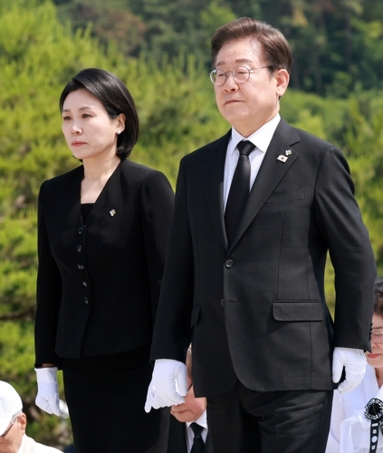 이재명 대통령과 김혜경 여사가 6일 서울 동작구 국립서울현충원에서 열린 70회 현충일 추념식에서 참배를 위해 현충탑으로 향하고 있다. 연합뉴스