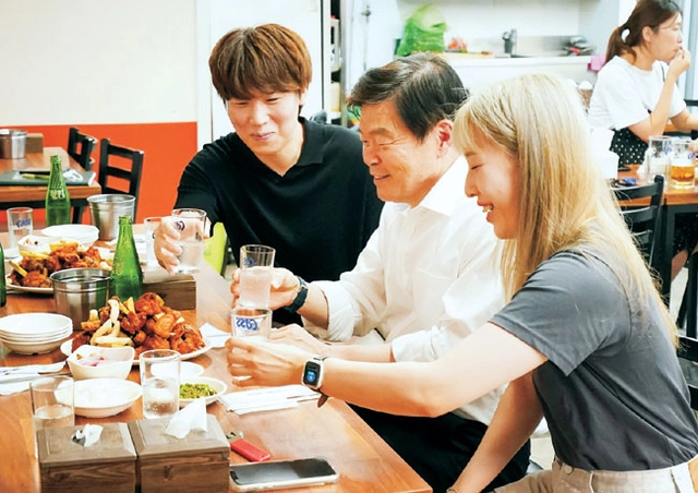 이필형(왼쪽 두 번째) 서울 동대문구청장이 청량리전통시장에서 청년들과 치킨을 먹으며 대화하고 있다. 동대문구청 제공