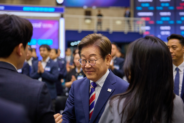 이재명 대통령이 11일 서울 영등포구 한국거래소에서 열린 주식시장 불공정거래 근절을 위한 현장 간담회에 참석한 모습. 이재명 대통령 SNS