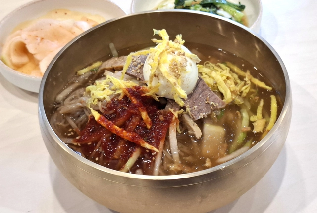 박군자진주냉면의 비빔냉면과 물냉면의 절충 메뉴인 섞음면.