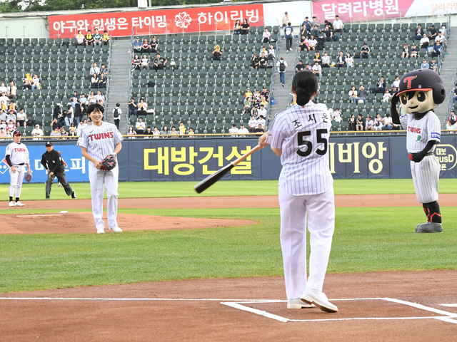 지난 10일 잠실야구장에서 열린 프로야구 SSG 랜더스와 LG 트윈스의 경기에서 서해수호 55용사 유자녀 김해나 소위와 조시은 소위가 각각 시구와 시타를 하고 있다. 해군 제공