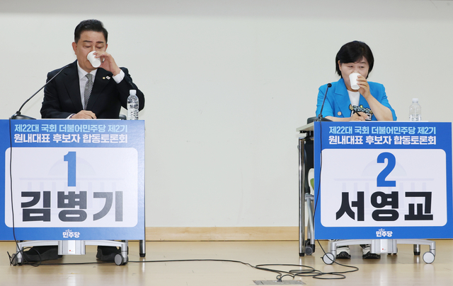 10일 서울 여의도 국회 의원회관에서 열린 더불어민주당 제22대 국회 2기 원내대표 후보 합동 토론회에서 김병기(왼쪽)·서영교 후보가 본격적인 토론에 앞서 물을 마시고 있다. 연합뉴스