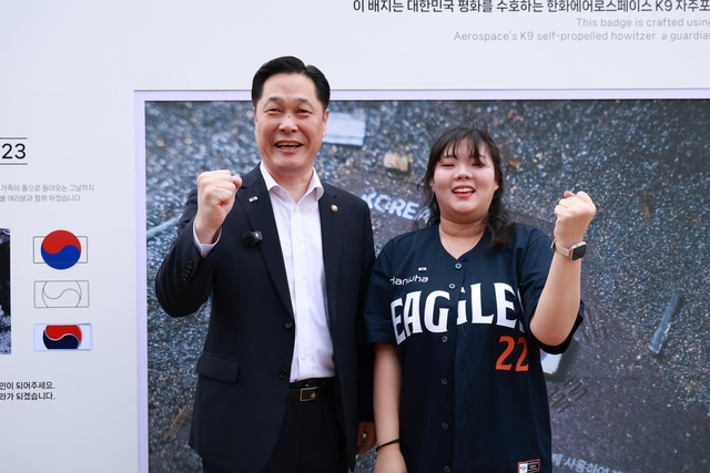 지난 12일 대전 한화생명볼파크에서 열린 한화 방산 3사 국가유공자 초청 야구관람 행사에서 시구를 맡은 이희완(왼쪽) 국가보훈부 차관과 행사에 참석한 천안함 46용사 고 김경수 상사의 장녀 김다예씨. 한화에어로스페이스 제공
