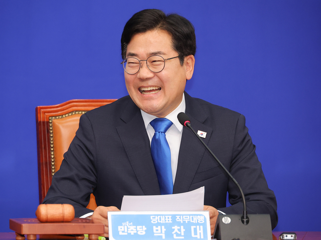 박찬대 더불어민주당 대표 직무대행 겸 원내대표가 13일 서울 여의도 국회에서 열린 최고위원회의에서 밝은 표정을 짓고 있다. 연합뉴스