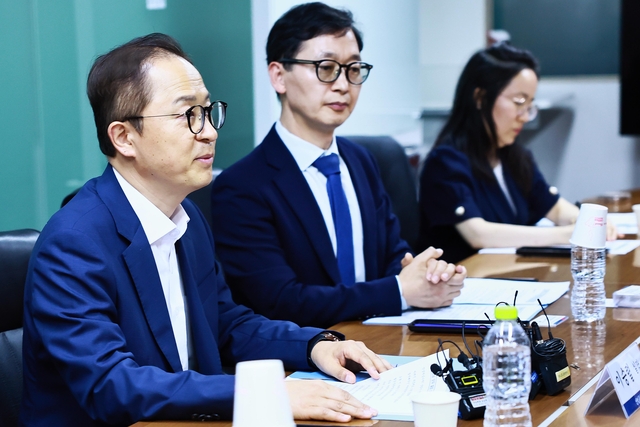 미국 철강·알루미늄 파생상품 50% 관세부과 품목에 가전제품이 추가된 가운데 이승렬(왼쪽) 산업통상자원부 산업정책실장이 13일 서울 종로구 한국생산성본부에서에 가전업계 간담회를 주재하고 있다. 산업통상자원부 제공