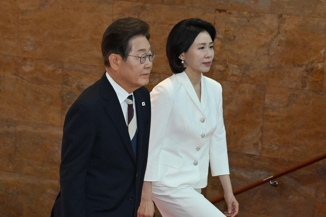 이재명 대통령과 부인 김혜경 여사가 지난 4일 서울 여의도 국회에서 열린 제21대 대통령 취임선서식에 참석하고 있다. 뉴시스