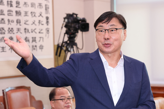 이화영 전 경기도 평화부지사가 지난해 10월 2일 오전 서울 여의도 국회에서 열린 법제사법위원회에서 열린 박상용 수원지검 부부장검사 탄핵소추사건 조사 청문회에 출석하고 있다. 뉴시스
