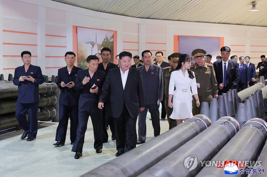 北 김정은 “신형 포탄 생산능력 확대 보강하라”